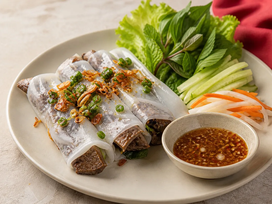 Steamed rice noodle rolls wrapped around grilled beef