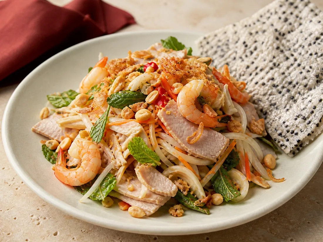 Young jackfruit salad with herbs, peanuts and rice crackers